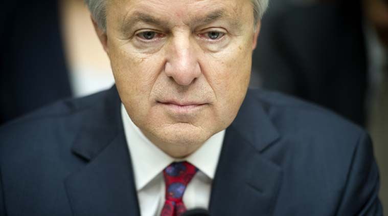 El CEO de Wells Fargo, John Stumpf, renuncia en medio de un escándalo de ventas, reemplazado por Tim Sloan