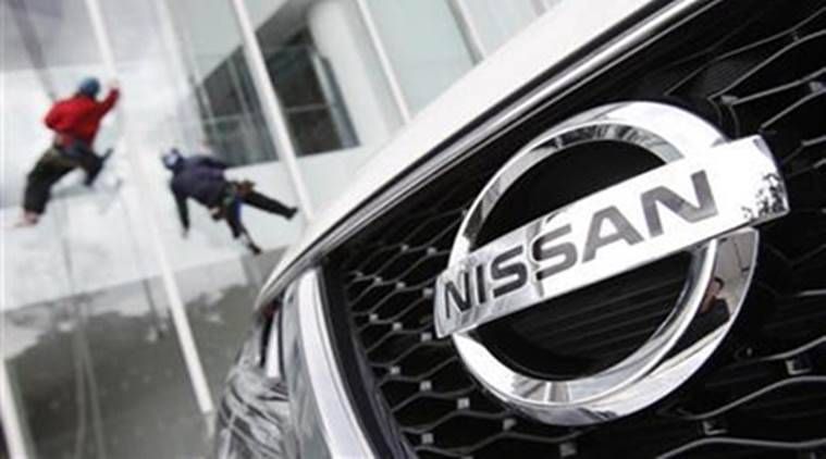 Carros sem motoristas circulam pela fábrica da Nissan, rebocando veículos
