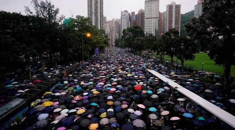 Alibaba lykkää jopa 15 miljardin dollarin listaamista Hongkongiin mielenosoitusten vuoksi