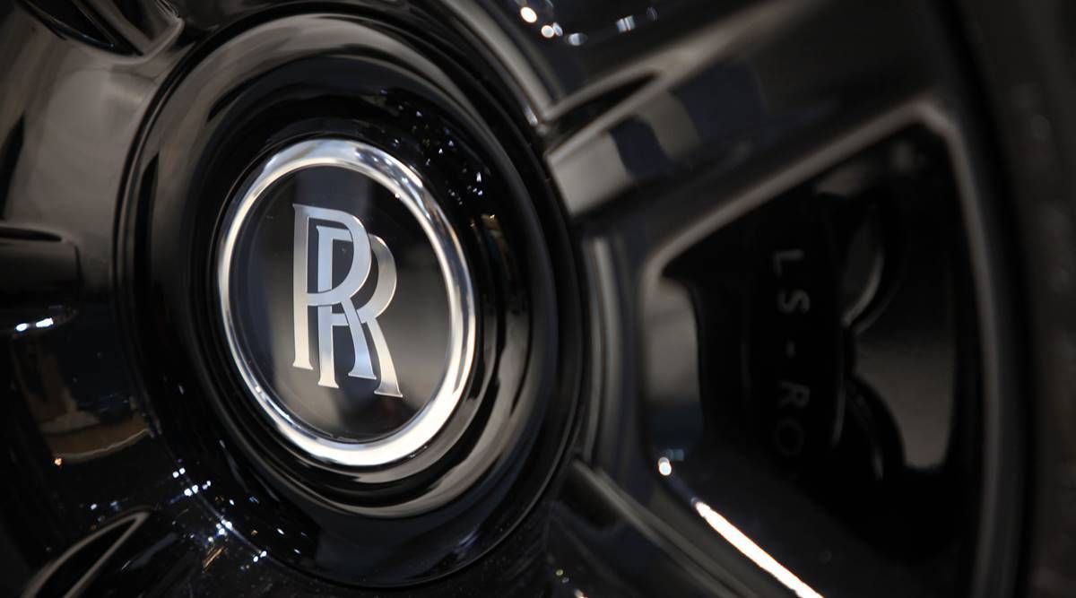 Rolls-Royce, virüsün seyahati durdurması nedeniyle 2021 görünümünü düşürdü
