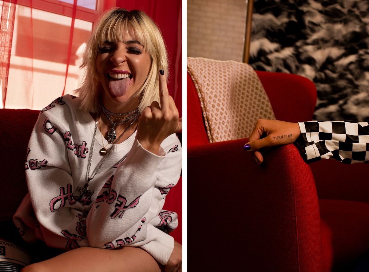 Zwei nebeneinander liegende Fotos zeigen Hanna mit herausgestreckter Zunge, wie sie die Kamera ausschaltet, und ein Tattoo auf ihrer Hand unter ihrem Daumen, das lautet: