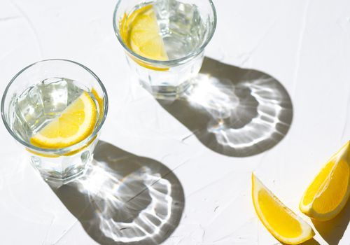 Gläser Zitronenwasser