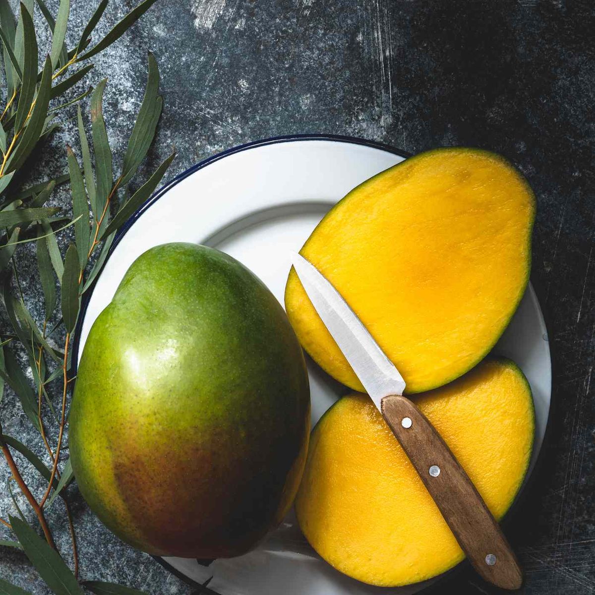 geschnittene Mango auf einem weißen Teller