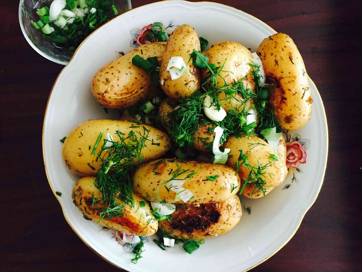 aardappelen op een bord met dille