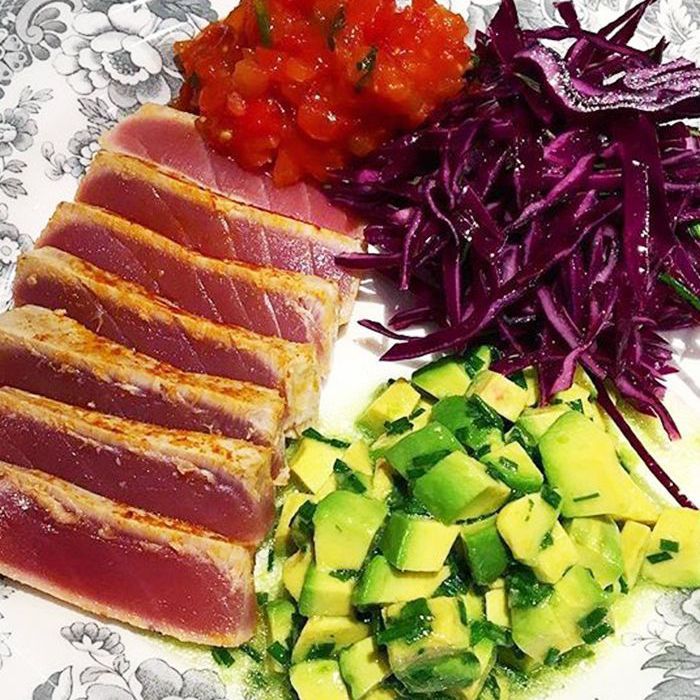 Gebratener Thunfisch mit Krautsalat und Avocado