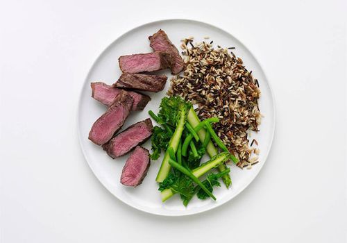 Teller mit Fleisch, Reis und Gemüse