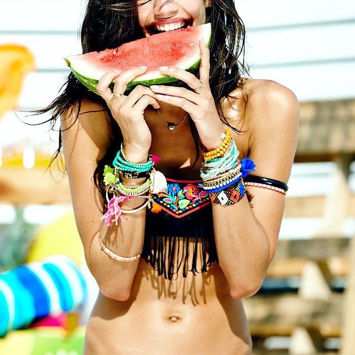 Manekenka Sara Sampaio u kupaćem kostimu jedući krišku lubenice