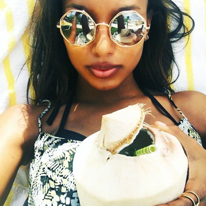 Jasmine Tookes drži piće od kokosa