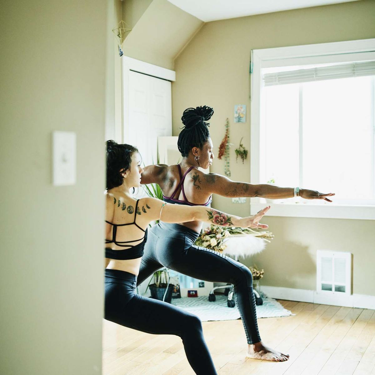 două femei care fac yoga