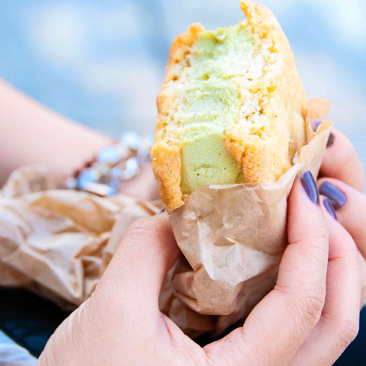 Hände halten Eiscremesandwich