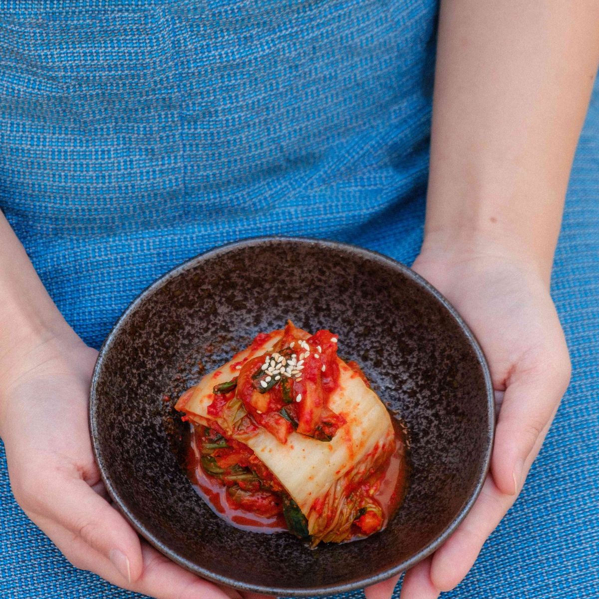 kvinde med skål kimchi