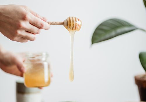꿀은 기침을 치료하는 합법적 인 방법입니까? 우리는 의사에게 물었다