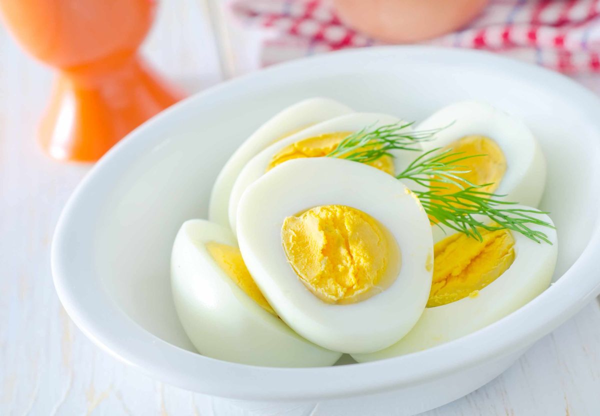huevos duros en rodajas en un tazón blanco