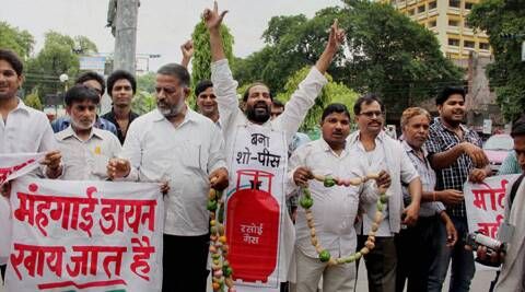 Kongresspartiets arbeidere protesterer mot prisstigning på drivstoff, LPG og grønnsaker i Allahabad onsdag. (PTI)
