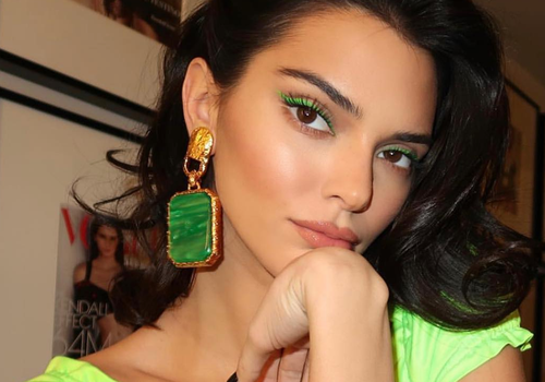 Kendall Jenner trägt einen grünen Neon Eyeliner