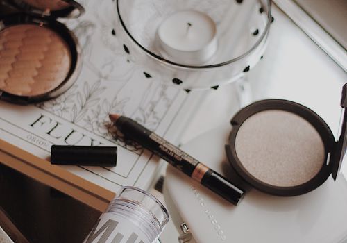Makeupprodukter lægger på et spejl