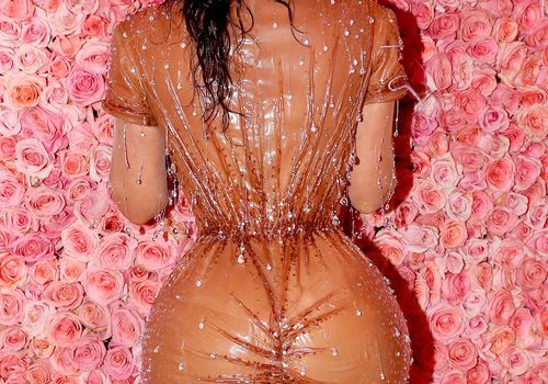 Kim Kardashian West viser sin bagside foran en roser
