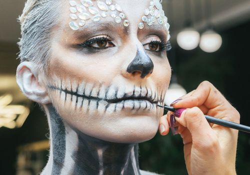 Страшный (но красивый) макияж на Хэллоуин, который можно носить в этом году