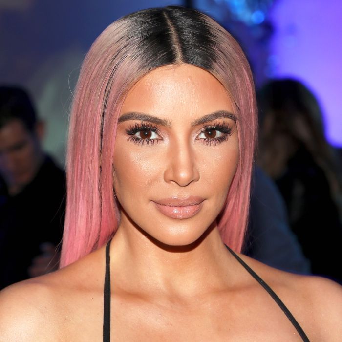金·卡戴珊·韦斯特（Kim Kardashian West）使用遮瑕膏遮盖长睫毛的怪异方式