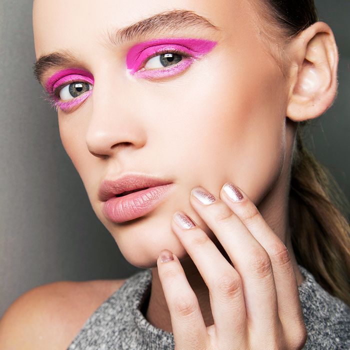 rosa grafischer Lidschatten - Neon Make-up sieht aus