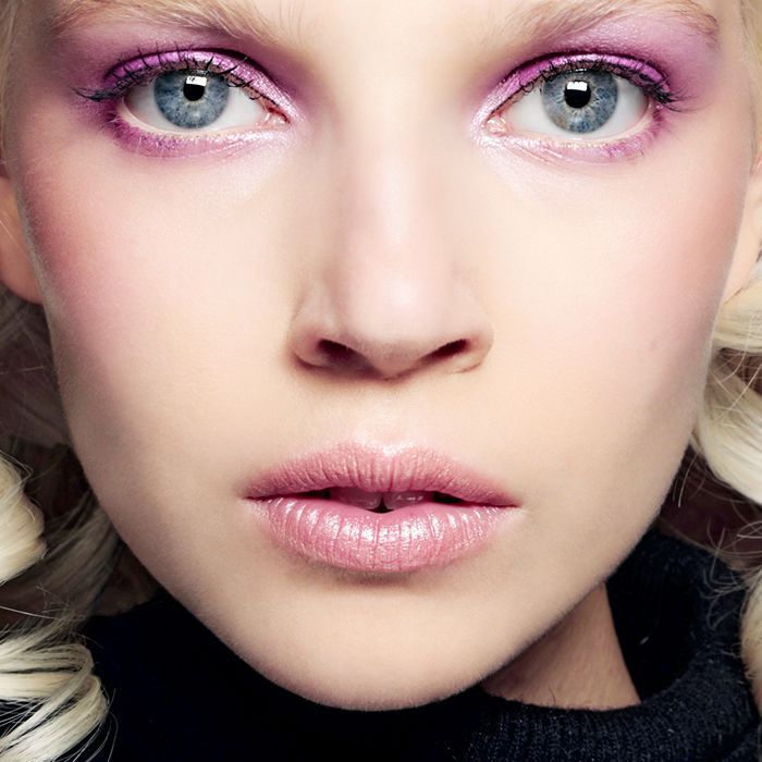 lila Lidschatten - Neon Make-up sieht aus