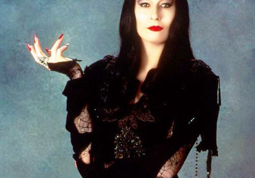 Sådan oprettes Morticia Addams ikoniske look til Halloween