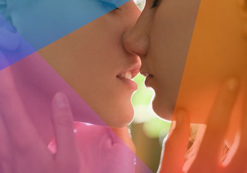 zwei Frauen küssen sich