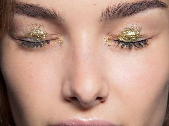 Glitzer-Make-up-Ideen: Goldglitter auf den Augen