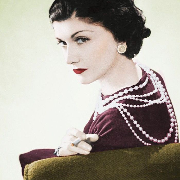 Coco Chanel, ktorá nosí perly a fajčí cigaretu