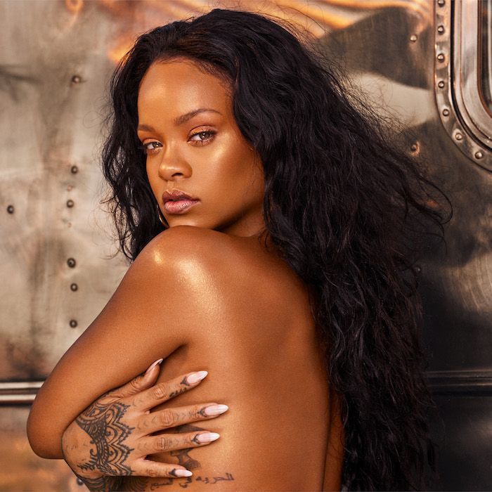 ყველაფერი რაც თქვენ უნდა იცოდეთ Shimmer Body Oil Rihanna- ს შესახებ, რომელიც ინსტაგრამზე გამოიყენება