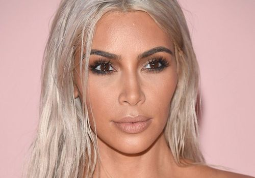 Kim Kardashian West vannoo nämä 2 kasvipohjaista tuotetta virheettömälle iholle