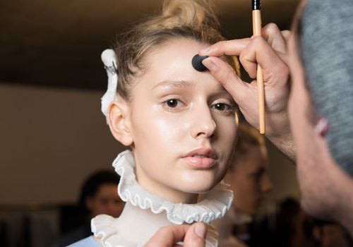 Hoe u uw make-up en make-upaccessoires reinigt