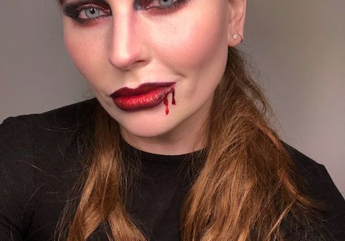 Podrobný sprievodca vytvorením make-upu Glam Upír Hľadajte Halloween