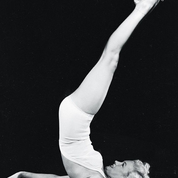 ผู้หญิงในช่วงทศวรรษที่ 1930-1940 กำลังออกกำลังกายแบบ Glamour Girl