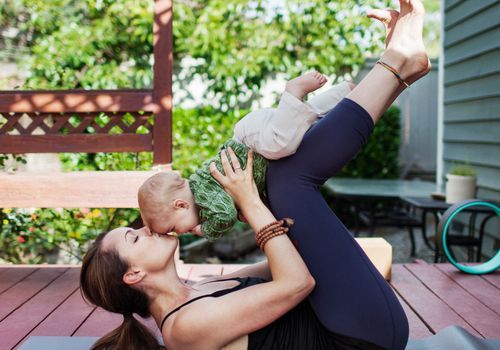 Frau, die mit ihrem Baby trainiert