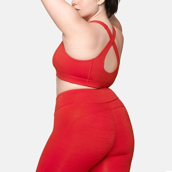 Mujer con curvas en rojo