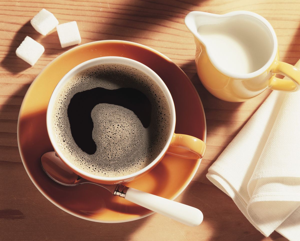 Eine Tasse Kaffee und ein Krug Kaffeecreme