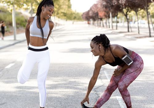 Fitness-psykologi kvinder, der træner strækninger