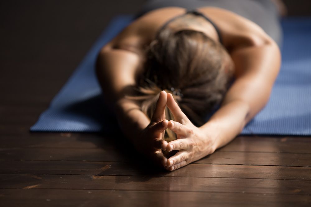 kvinde tager varm yogaklasse