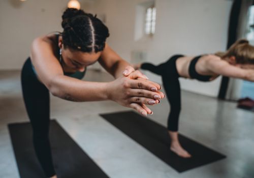 Frauen nehmen an einem heißen Yoga-Kurs teil