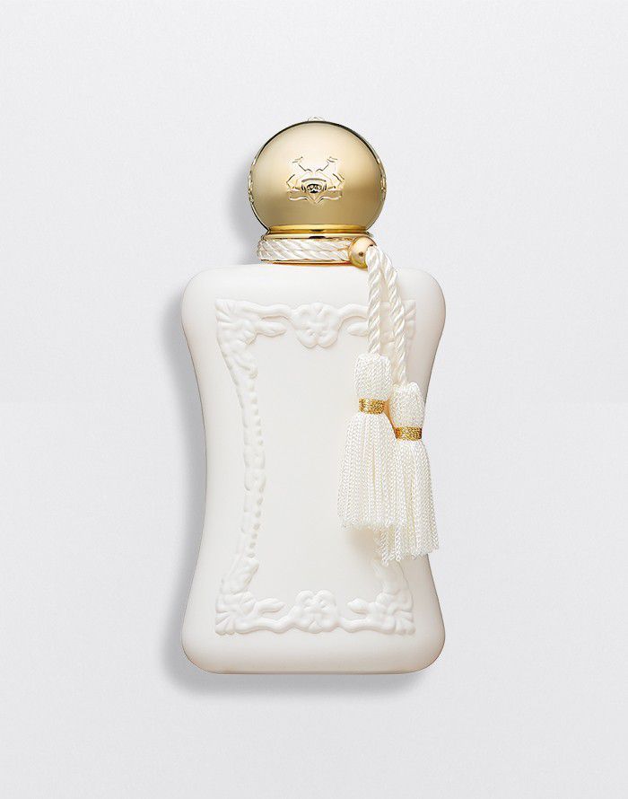 Perfume Sedbury, en una botella blanca con ribete dorado