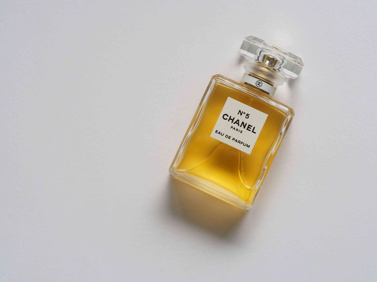 Chaneli parfüümi pudel