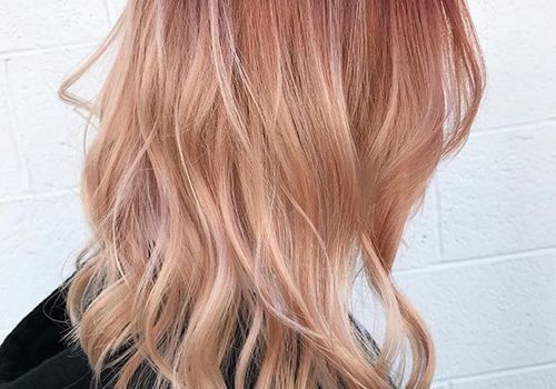 Pfirsich ist die neue coole Mädchen-Haarfarbe und wir sind fasziniert