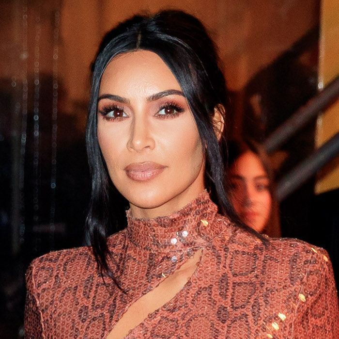 Kim Kardashians hår är nu eldrivet rött — Se bilden