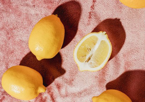 Sve što trebate znati o osvjetljavanju kose sokom od limuna