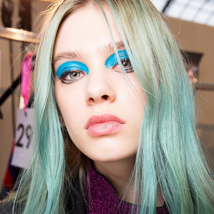 Frau mit gefärbtem blauem Haar und Neon Make-up