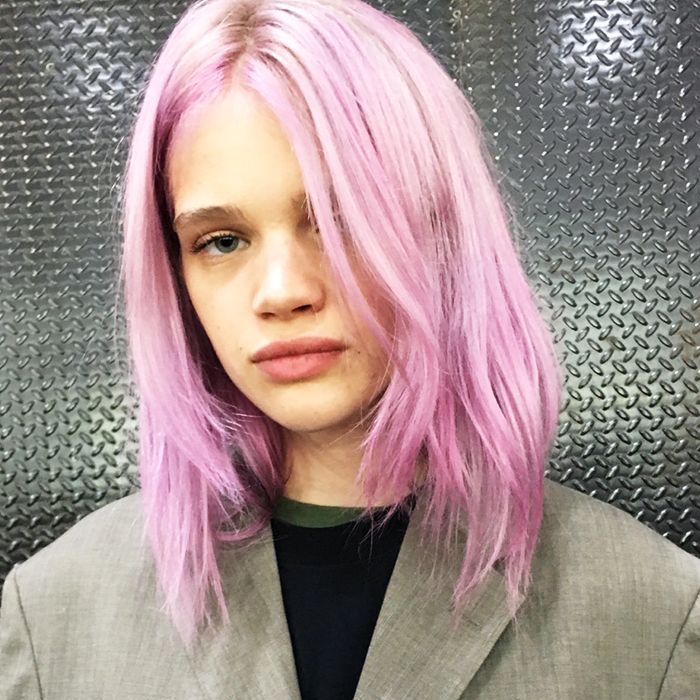 Frau mit gefärbten rosa Haaren