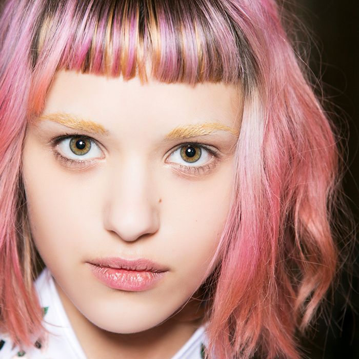 Frau mit gefärbten rosa Haaren
