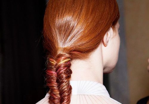 жена црвене косе у плетеници рибљег репа