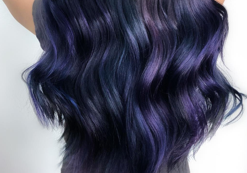 femme aux cheveux violet sirène